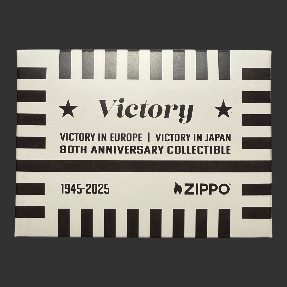 Zippo Victory 80th Anniversary Collectible outer sleeve – white with black stripe design, Victory in Europe and Victory in Japan text, 1945–2025 and Zippo logo